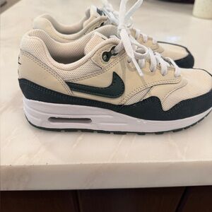Nike Cream and dark greyish green Sneakers